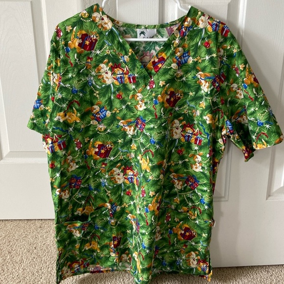 Scrub top Christmas print with puppies and kitties - Picture 1 of 4